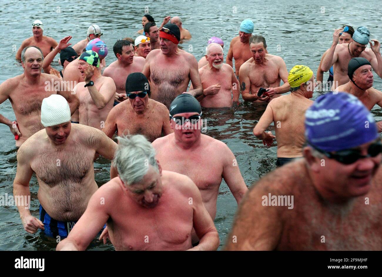 I membri del Serpentine Swimming Club terminano il tradizionale Natale Giorno tuffo nel lago.25 Dicembre 2002 foto Andy Paradise Foto Stock