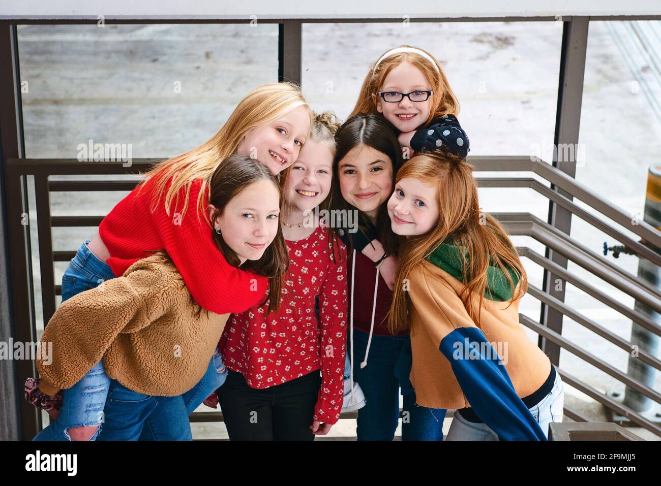 Gruppo di 6 ragazze cute di Tween che appendono fuori divertendosi nella città. Foto Stock