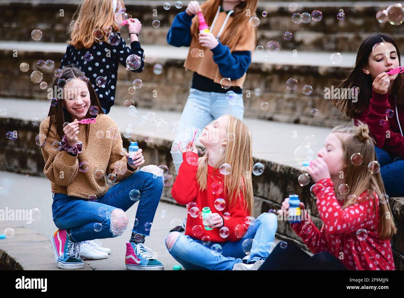 Gruppo di 6 ragazze cute di Tween che appendono fuori divertendosi nella città. Foto Stock