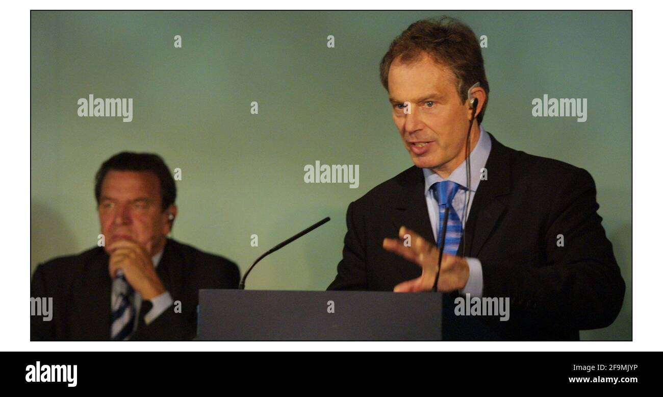 Tony Blair si rivolge a una conferenza stampa alla fine del Progressive Governance Summit a Penny Hill Park a Bagshot, Surrey. Ascoltato dal Cancelliere Gerhard Schroeder della Germania.pic David Sandison 14/7/2003 Foto Stock