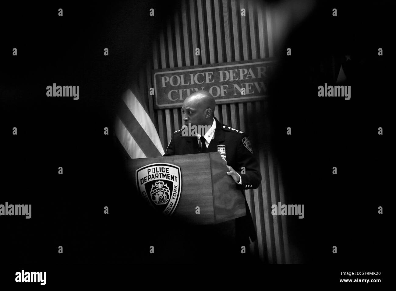 NEW YORK, NY - APRILE 19 : Rodney Harrison, capo del dipartimento, NYPD partecipa alla conferenza stampa mentre il Dipartimento di polizia di New York City annuncia il nuovo Comitato di revisione del crimine di odio composto da leader della comunità come parte dei continui sforzi dei Dipartenti di polizia per garantire l'applicazione dei crimini di odio e la giustizia alle sue vittime. Cinque illustri leader civili si sono Uniti al panel, il "NYPD Hate Crime Review Panel", tra cui Devorah Halberstam, direttore esecutivo del Museo ebraico dei bambini; Fred Teng, presidente dell'America China Public Affairs Institute; Pia Raymond, autore, professore e. Foto Stock