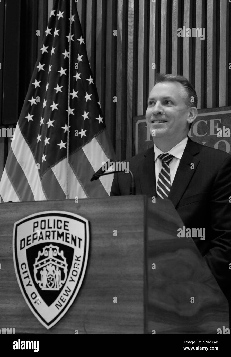 NEW YORK, NY - APRILE 19 : Il commissario della polizia di New York, Dermot Shea, partecipa alla conferenza stampa mentre il Dipartimento della polizia di New York City annuncia il nuovo Comitato di revisione del crimine di odio composto da leader della comunità come parte degli sforzi in corso dei Dipartenti della polizia per garantire l'applicazione dei crimini di odio e la giustizia alle sue vittime. Cinque illustri leader civili si sono Uniti al panel, il "NYPD Hate Crime Review Panel", tra cui Devorah Halberstam, direttore esecutivo del Museo ebraico dei bambini; Fred Teng, presidente dell'America China Public Affairs Institute; Pia Raymond, autore, professore e così via Foto Stock