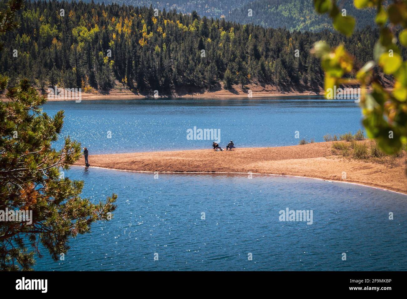 Pescatori sulla sabbia bar a Crystal Creek Reservoir sul Piste di Pikes Peak vicino a Colorado Springs USA con sempreverdi foresta in background - selettivo Foto Stock