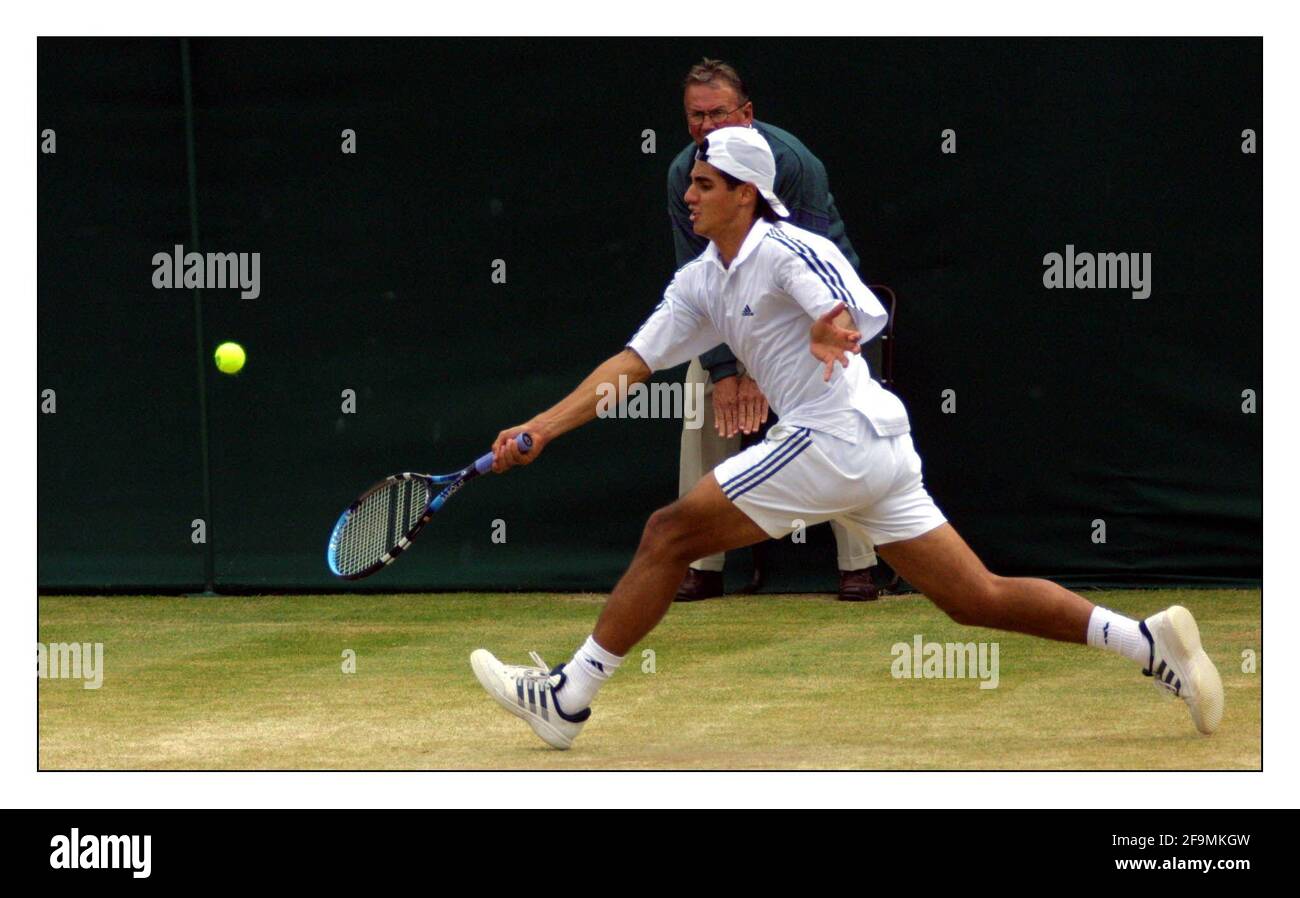 Wimbledon......... N Lapentti che gioca a Clement in campo 2.pic David Sandison 1/7/2002 Foto Stock