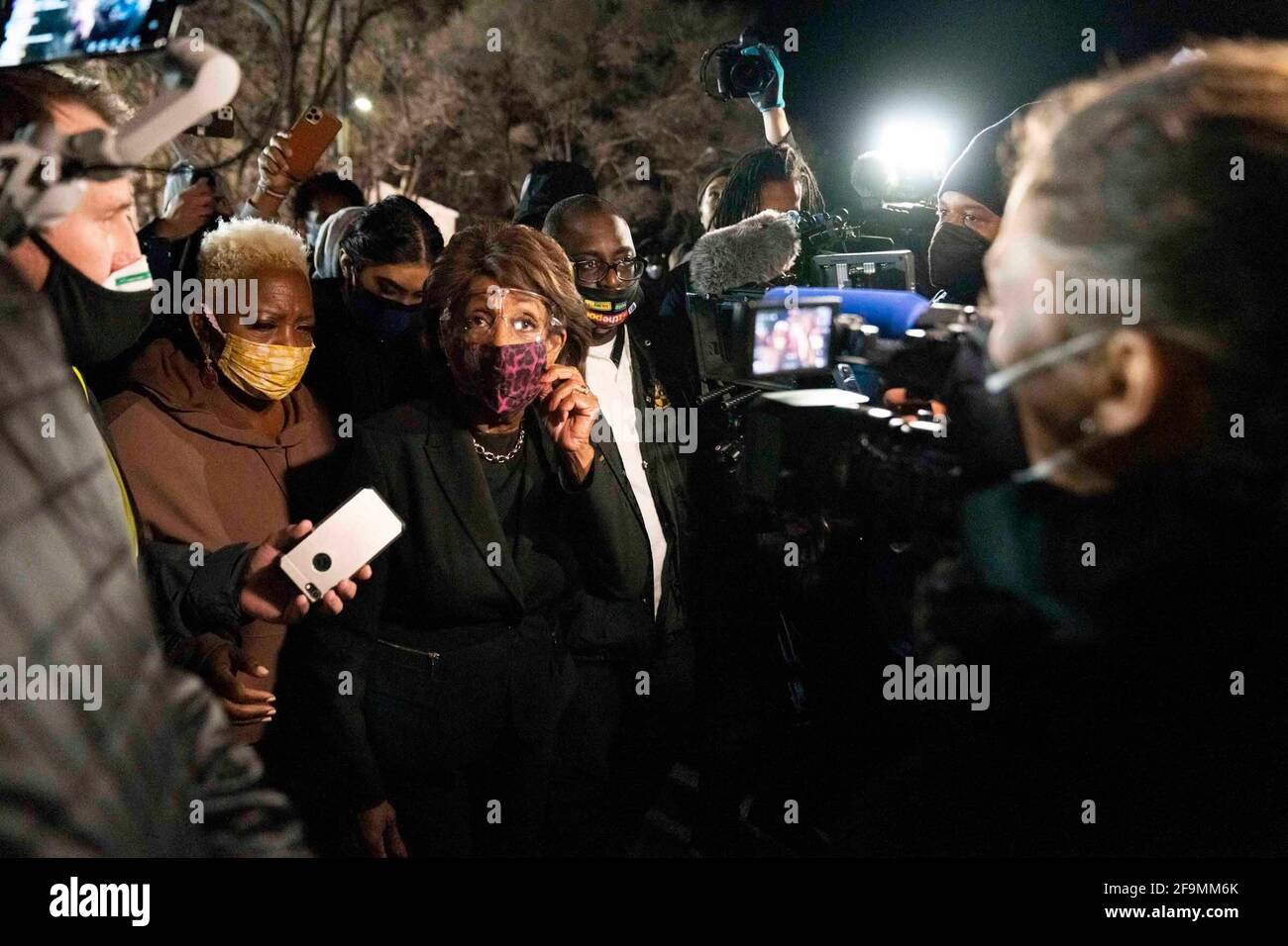 Brooklyn Center, Minnesota, Stati Uniti. 17 Apr 2021. La Rep. MAXINE WATERS, D-California, ha parlato con i manifestanti al di fuori del Brooklyn Center Police Department. Le proteste continuarono per la settima notte consecutiva dopo che l'ex ufficiale Kim Porter uccise Daunte Wright, 20 anni, in una fermata del traffico. Credit: Dominick Sokotoff/ZUMA Wire/Alamy Live News Foto Stock