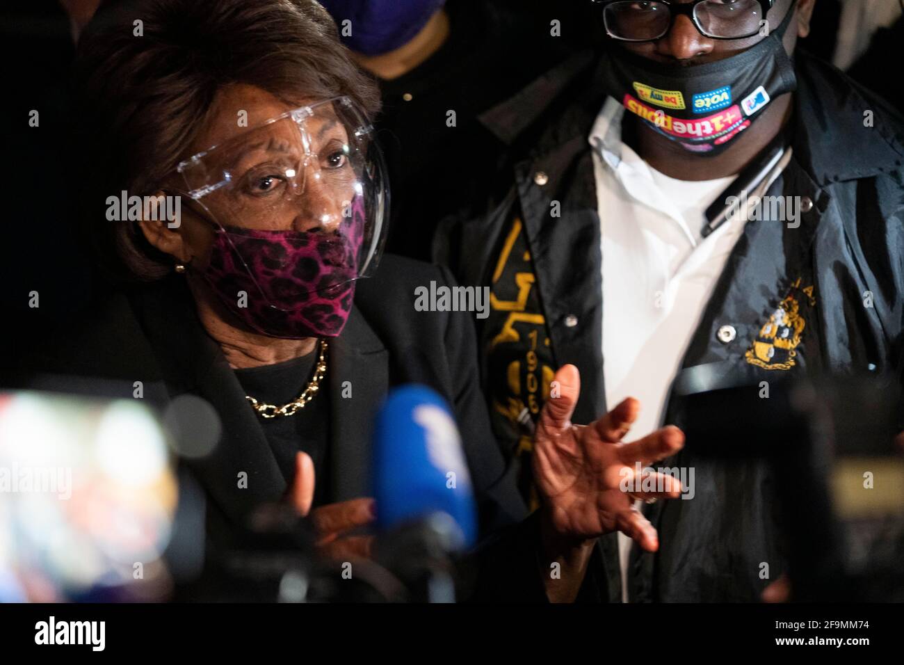 Brooklyn Center, Minnesota, Stati Uniti. 17 Apr 2021. La Rep. MAXINE WATERS, D-California, ha parlato con i manifestanti al di fuori del Brooklyn Center Police Department. Le proteste continuarono per la settima notte consecutiva dopo che l'ex ufficiale Kim Porter uccise Daunte Wright, 20 anni, in una fermata del traffico. Credit: Dominick Sokotoff/ZUMA Wire/Alamy Live News Foto Stock