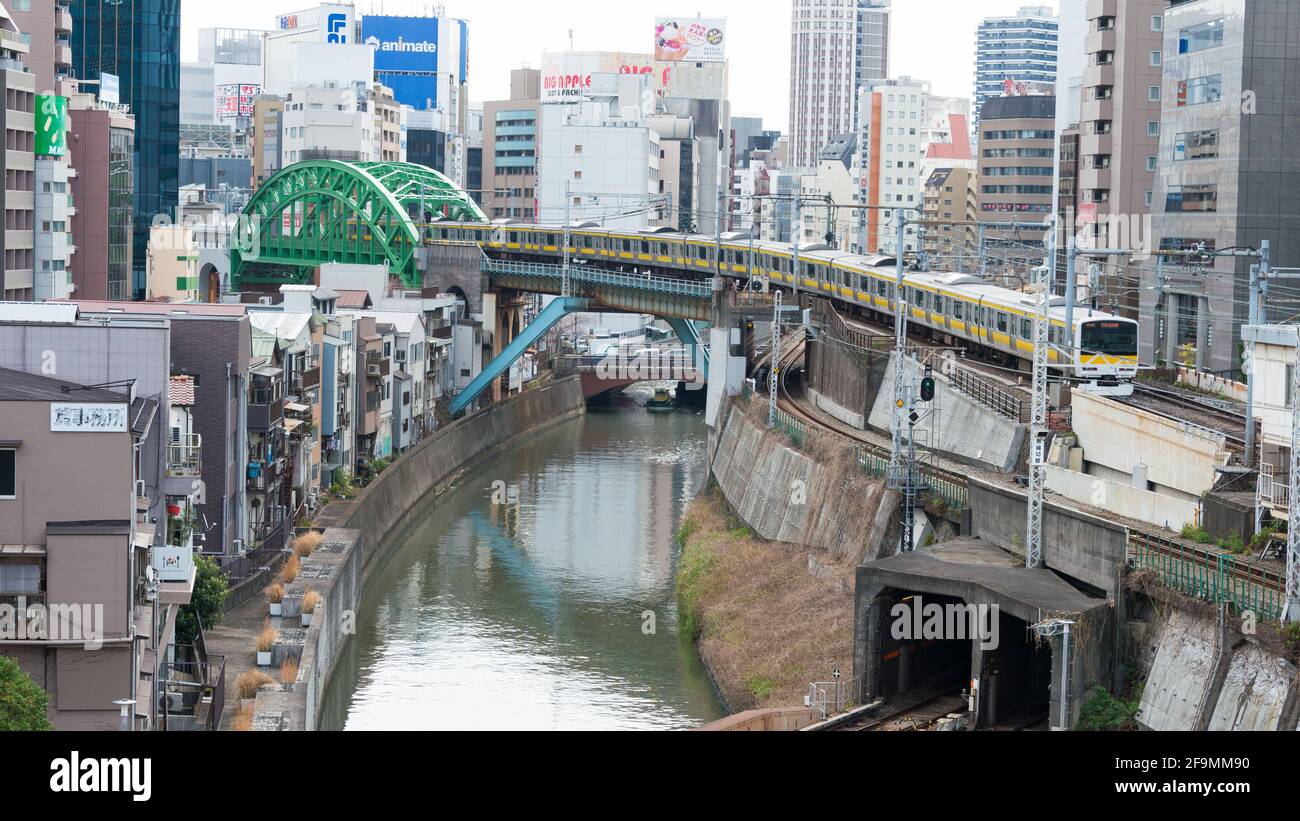 Tokyo, Giappone - Vista sul Fiume Kanda dal Ponte di Ochanomizu vicino a Ochanomizu, Stazione a Bunkyo, Tokyo, Giappone. Foto Stock