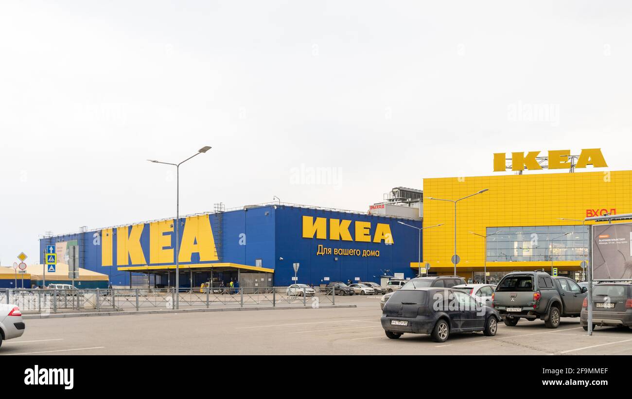 Centro commerciale IKEA, con cartelli in giallo scritti in latino e cirillico, San Pietroburgo, Russia Foto Stock