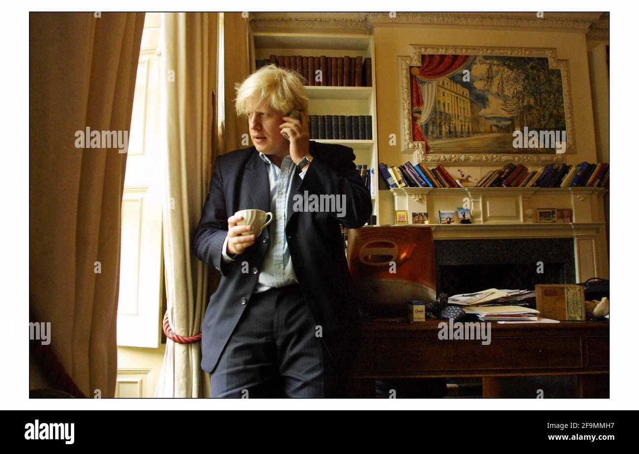 Boris Johnson.....Editor dello spettatore nel suo Office.pic David Sandison 6/6/2003 Foto Stock