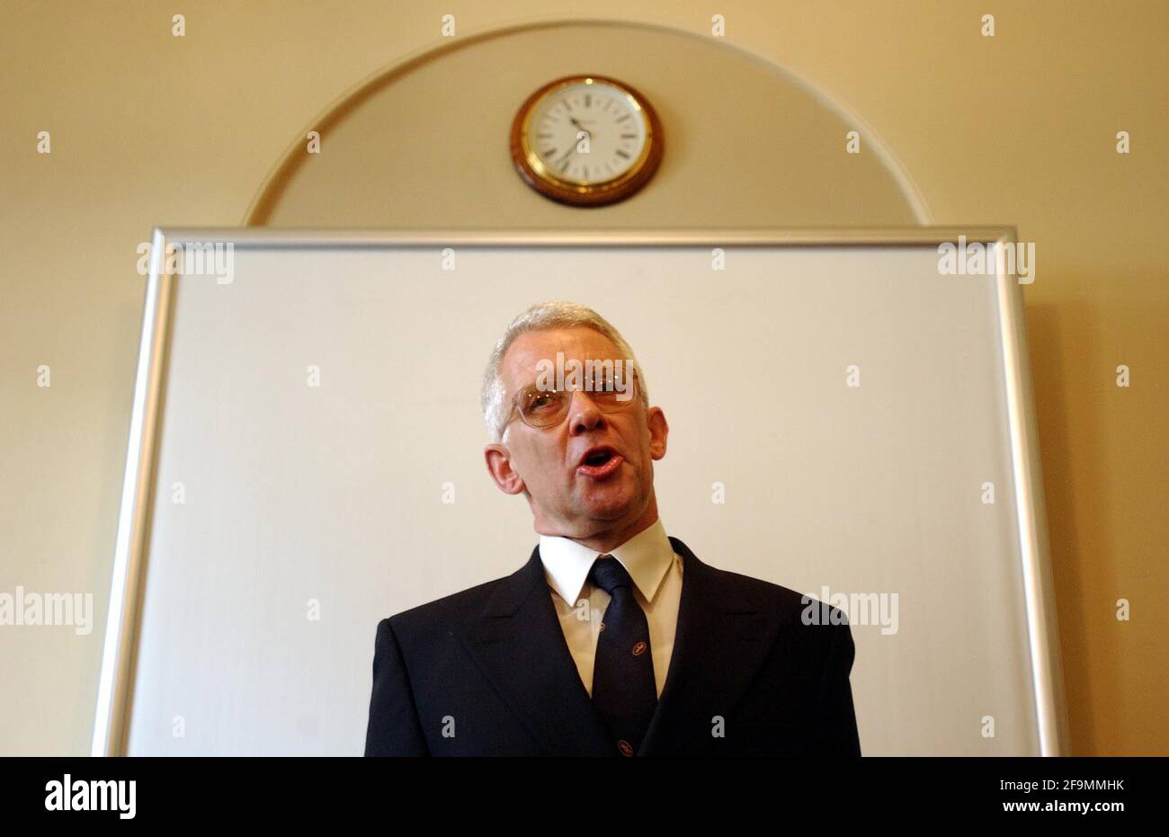 Alan Pickering, partner di Watson Wyatt, autore di 'UN modo più semplice per migliorare le pensioni', in una conferenza stampa.11 luglio 2002 foto Andy Paradise Foto Stock