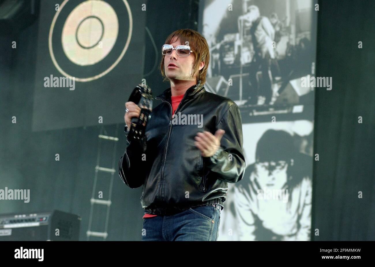 Capo Singer della band pop Oasis Liam Gallagher che si esibisce a. Parco di Finsbury ultima notte.8 luglio 2002 foto Andy Paradise Foto Stock
