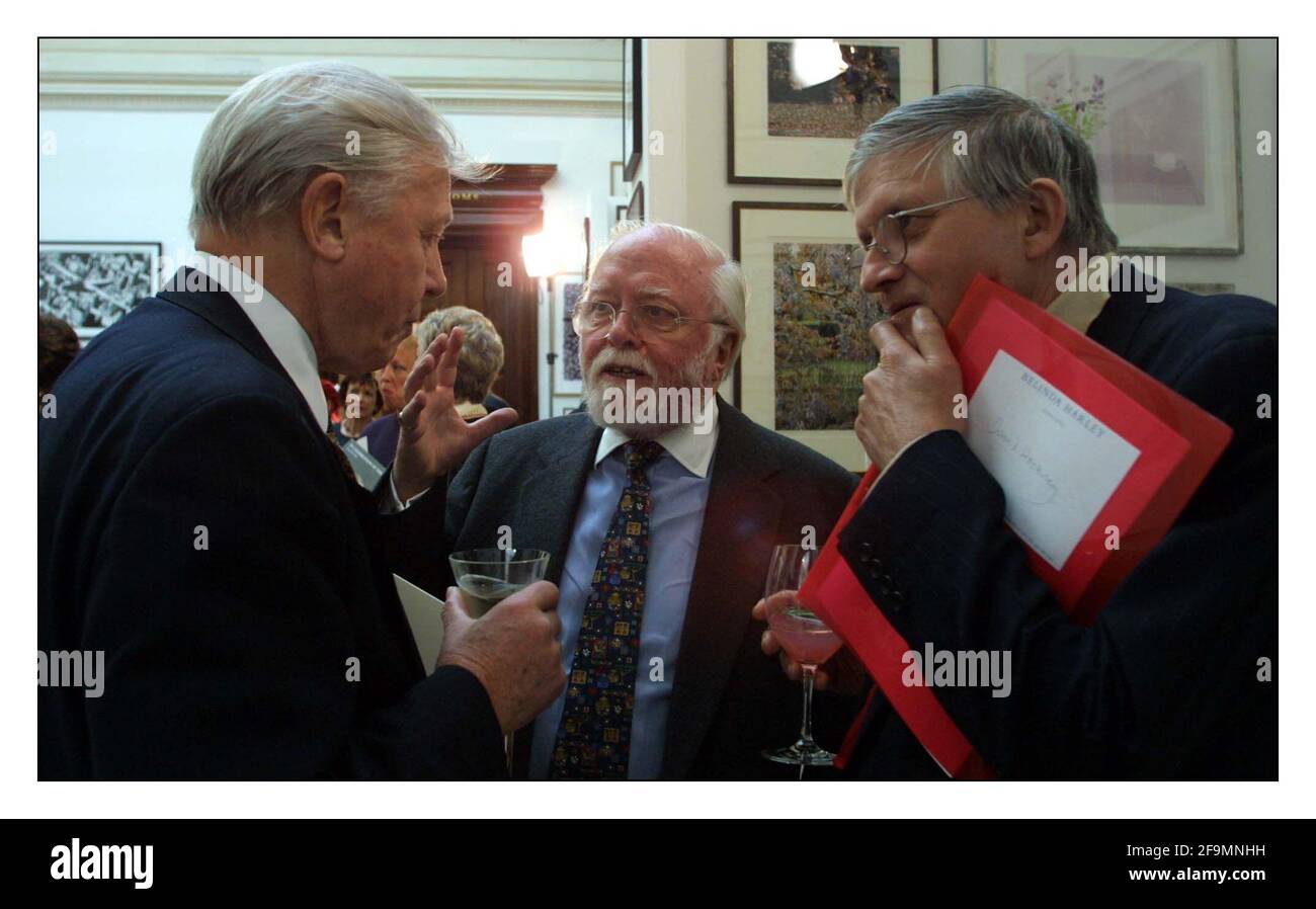 La celebrazione delle arti delle regine... la sua maestà la Regina presenta i premi del Giubileo per sostenere i giovani artisti alla Royal Academy of Arts.David Attendborough, Richard Attendborough e David Hockney. pic David Sandison 22/5/2002 Foto Stock