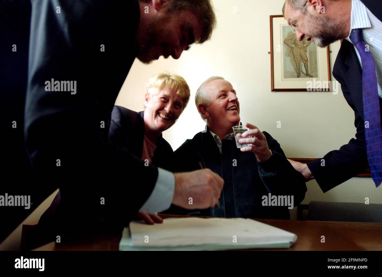 Cathy e Ryan Fox, fratello di Thomas Fox che è morto dalla malattia mesothelioma che è un cancro relativo all'amianto. I Lord hanno deciso oggi che i casi di morte legati all'amianto potranno ora essere risarciti. Si stanno congratulando con il deputato John Battle.16 maggio 2002 foto Andy Paradise Foto Stock