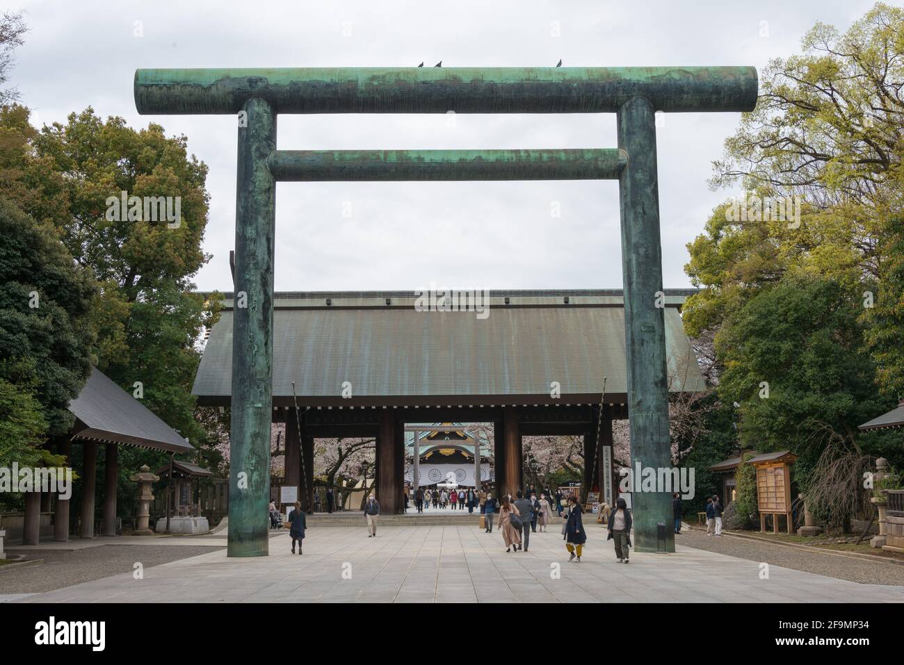 Tokyo, Giappone - Mar 23 2021 - Approach to Yasukuni santuario a Chiyoda, Tokyo, Giappone. Un famoso luogo turistico a Tokyo, Giappone. Foto Stock