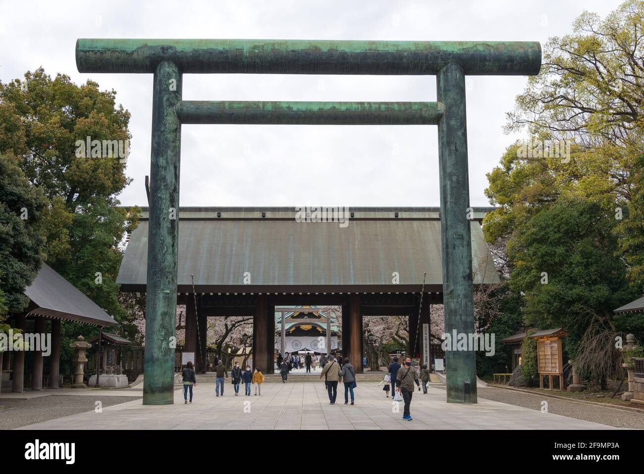 Tokyo, Giappone - Mar 23 2021 - Approach to Yasukuni santuario a Chiyoda, Tokyo, Giappone. Un famoso luogo turistico a Tokyo, Giappone. Foto Stock
