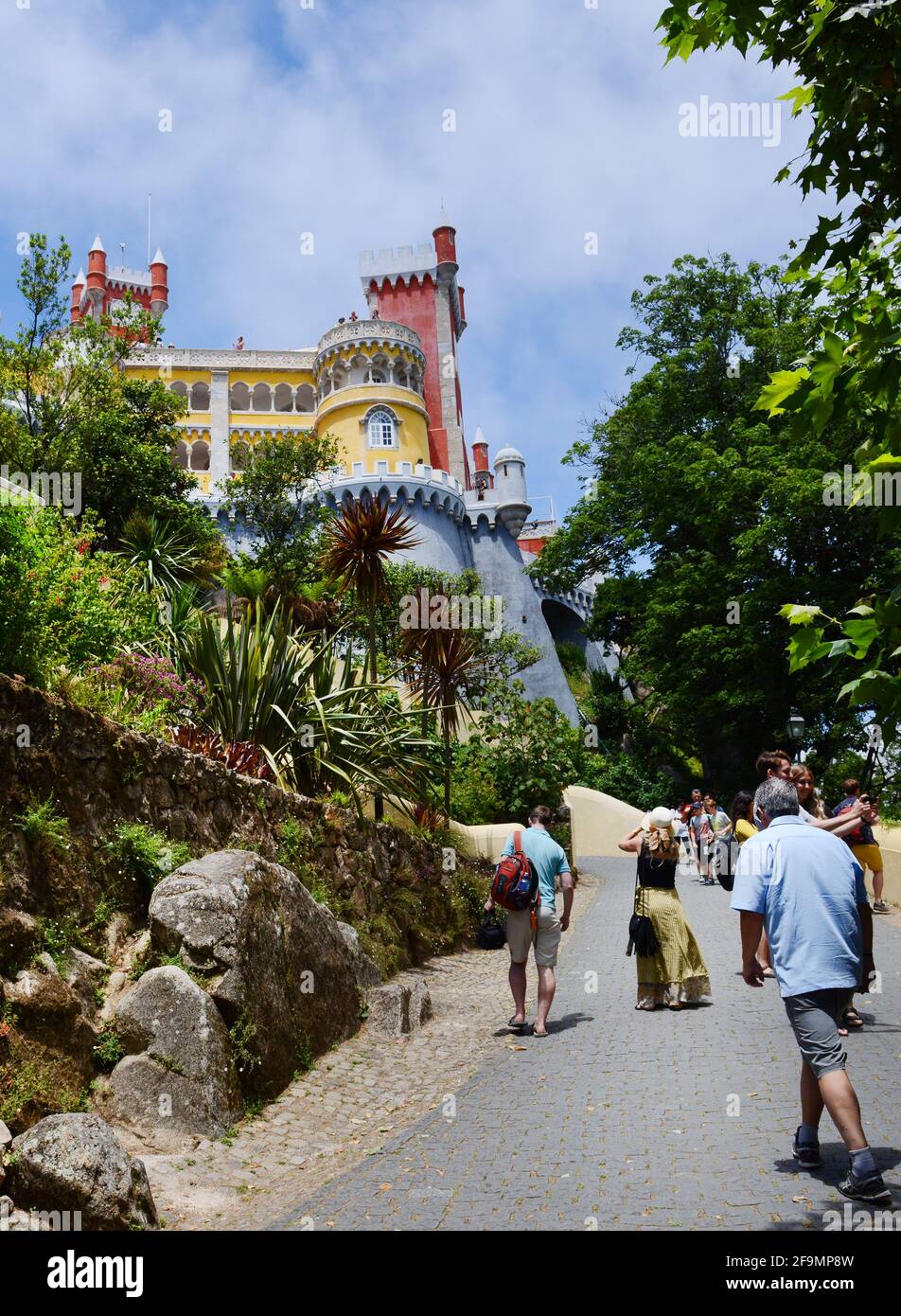 Tour a piedi sulla collina fino al palazzo pena a Sintra, Portogallo. Foto Stock