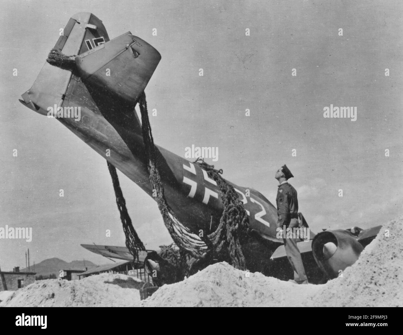 Me-262 Jet è stato abbandonato a Salisburgo, in Austria, da Back-pedaling Nazis - 1945 Foto Stock