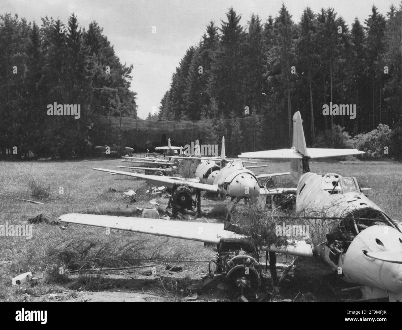 Danneggiato dal 15th AF Bombers to Me 262'S presso lo stabilimento di Jet Assembly 2 1/2 miglia ad est di Obertraubling Airdrome, in Germania. 1945 Foto Stock