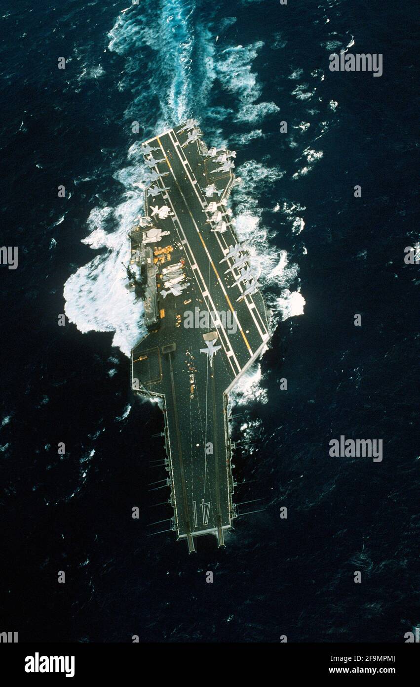 Una vista dall'alto della portaerei USS A METÀ STRADA (CV-41) in corso in mare mosso Foto Stock