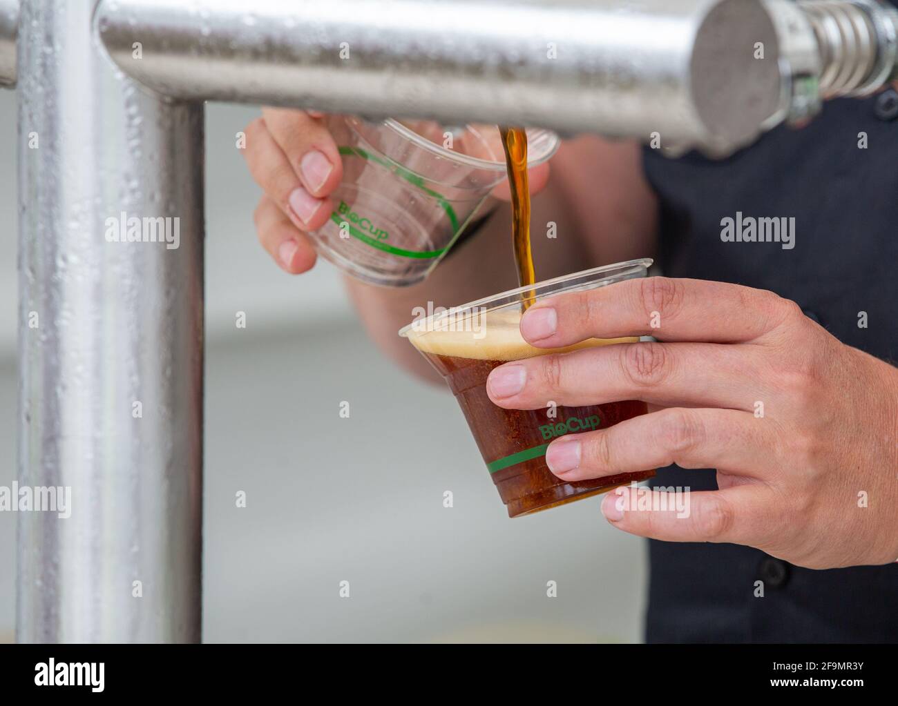 Birra servita in un festival all'aperto Foto Stock