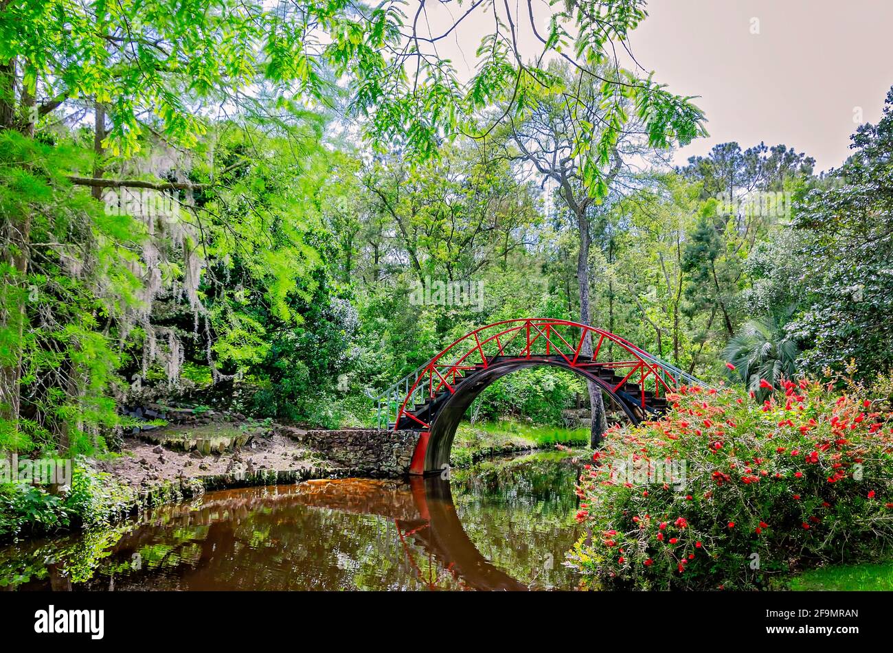 Il Moon Bridge, o Ponte Orientale, è raffigurato nel Giardino Asiatico-Americano a Bellingrath Gardens, 19 aprile 2021, a Theodore, Alabama. Foto Stock