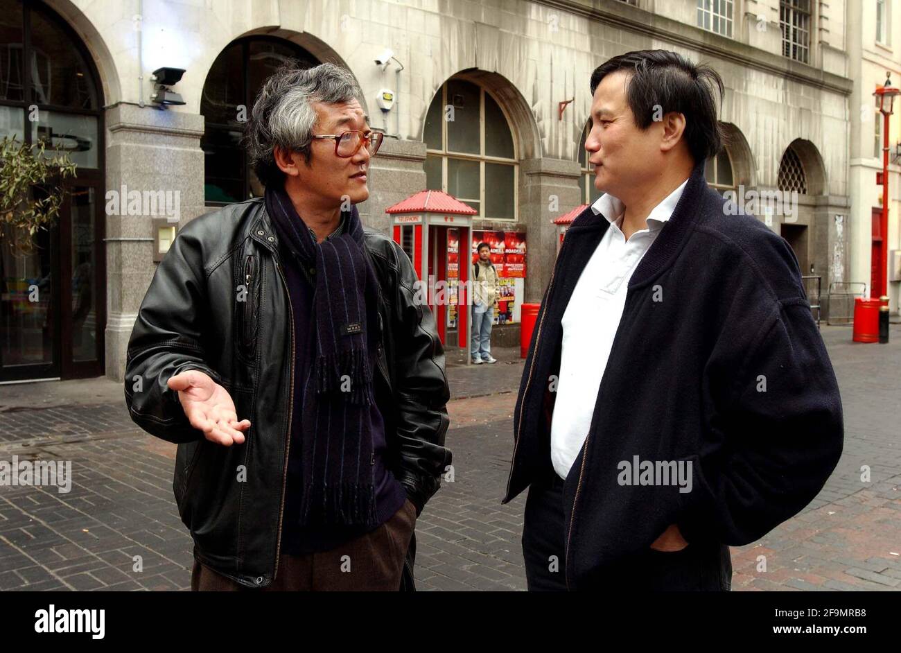 Lee Young ho (a sinistra) con Wong Tak Lun a China-Town. Case studies per pezzo scritto bt Ian Burrell sulla comunitàcinese 15 aprile 2002 foto Andy Paradise Foto Stock