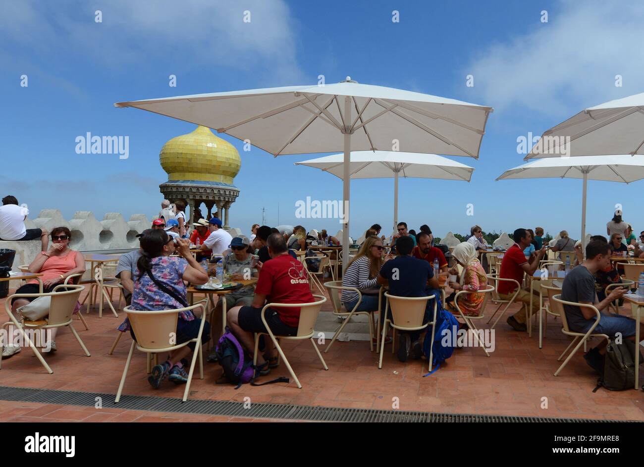 Turista seduto in una caffetteria presso il bellissimo palazzo pena a Sintra, Portogallo. Foto Stock