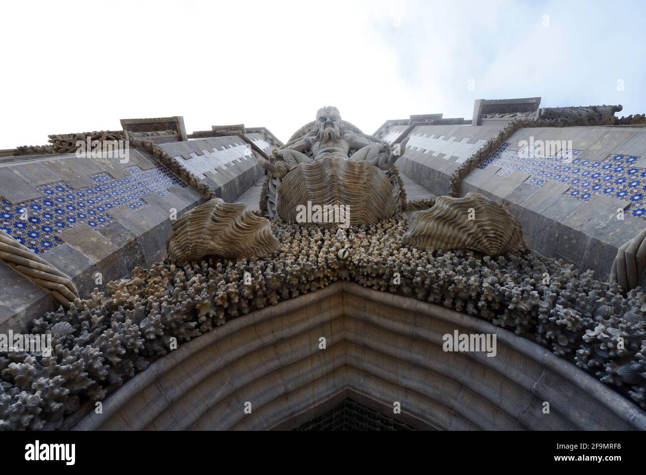 La rappresentazione di un tritone mitologico, che simboleggia l'allegoria della creazione del mondo. Pena palazzo a Sintra, Portogallo. Foto Stock