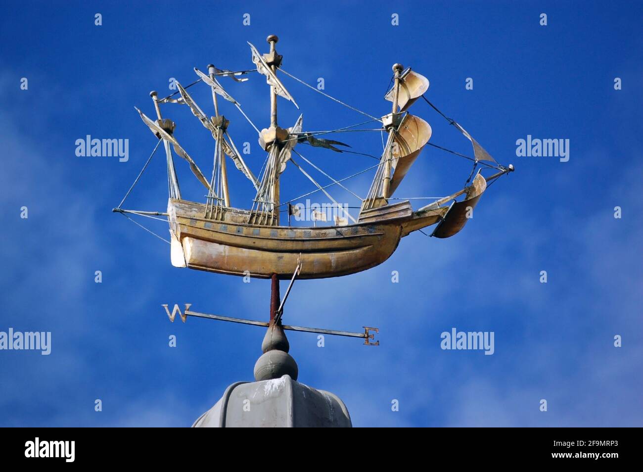 Una pala meteorologica a forma di Tudor Re Enrico l'VIII famosa nave da guerra la Mary Rose. In esposizione pubblica nel centro di Farnham, Surrey. Meteo Foto Stock
