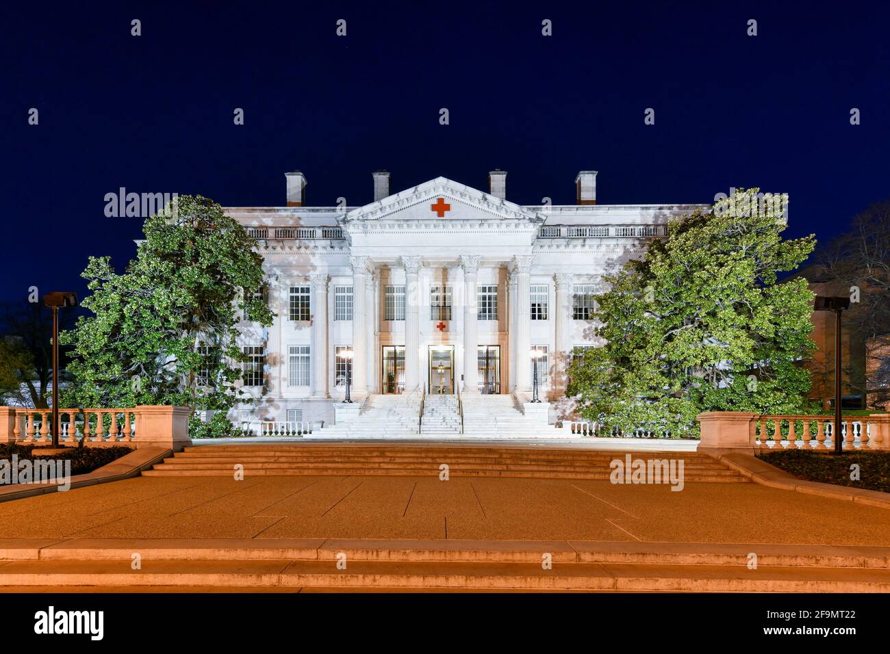 Washington, DC - 3 aprile 2021: Quartier generale nazionale della Croce Rossa americana a Washington di notte. È stato dichiarato monumento storico nazionale nel 1965. Foto Stock