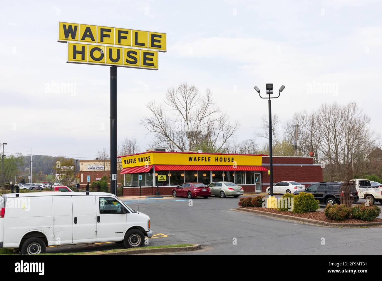 JOHNSON CITY, TN, USA--8 APRILE 2021: Una waffle House, situata vicino a Johnson City. Foto Stock
