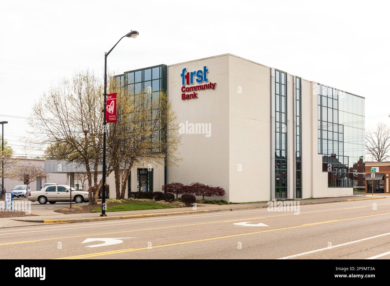 KINGSPORT, TN, USA--8 APRILE 2021: Una filiale della First Community Bank, che mostra costruzione, drive-through e strada di fronte. Foto Stock