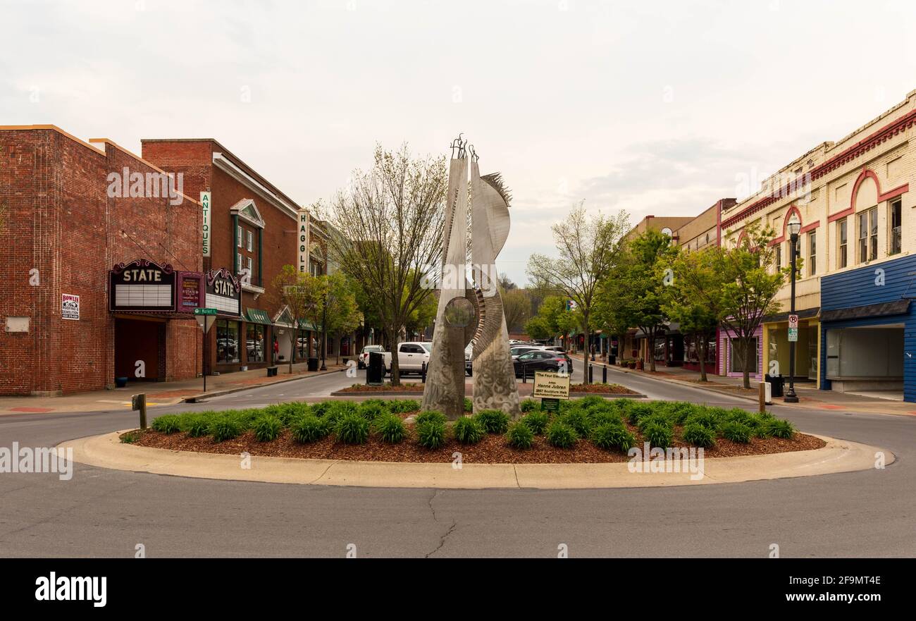 KINGSPORT, TN, USA--8 APRILE 2021: Vista della strada principale con negozi, parkinig e una grande scultura al centro della rotonda chiamata 'i quattro elementi', Foto Stock