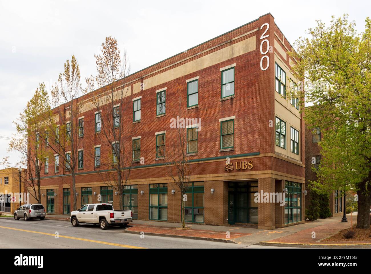 KINGSPORT, TN, USA--8 APRILE 2021:UN edificio d'angolo in mattoni d'epoca ospita le filiali di UBS, una banca d'investimento svizzera. Foto Stock