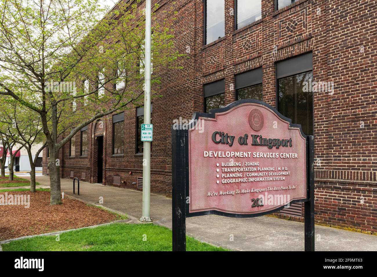 KINGSPORT, TN, USA--8 APRILE 2021: Kingsport Development Services Center, edificio e segno. Foto Stock