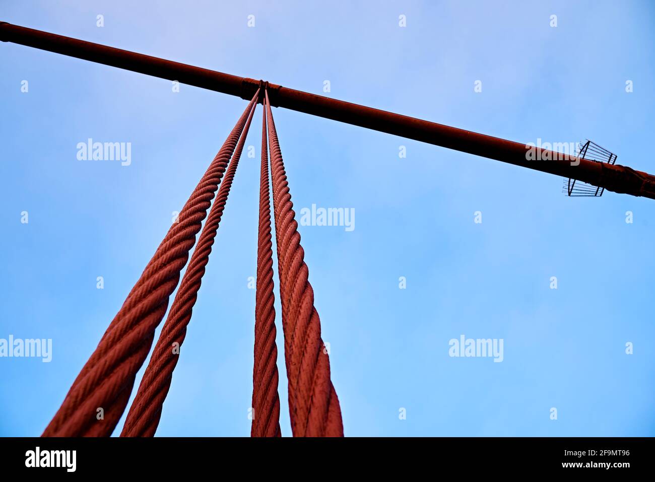 Dettaglio cavo in acciaio del Golden Gate Bridge con cielo blu Foto Stock