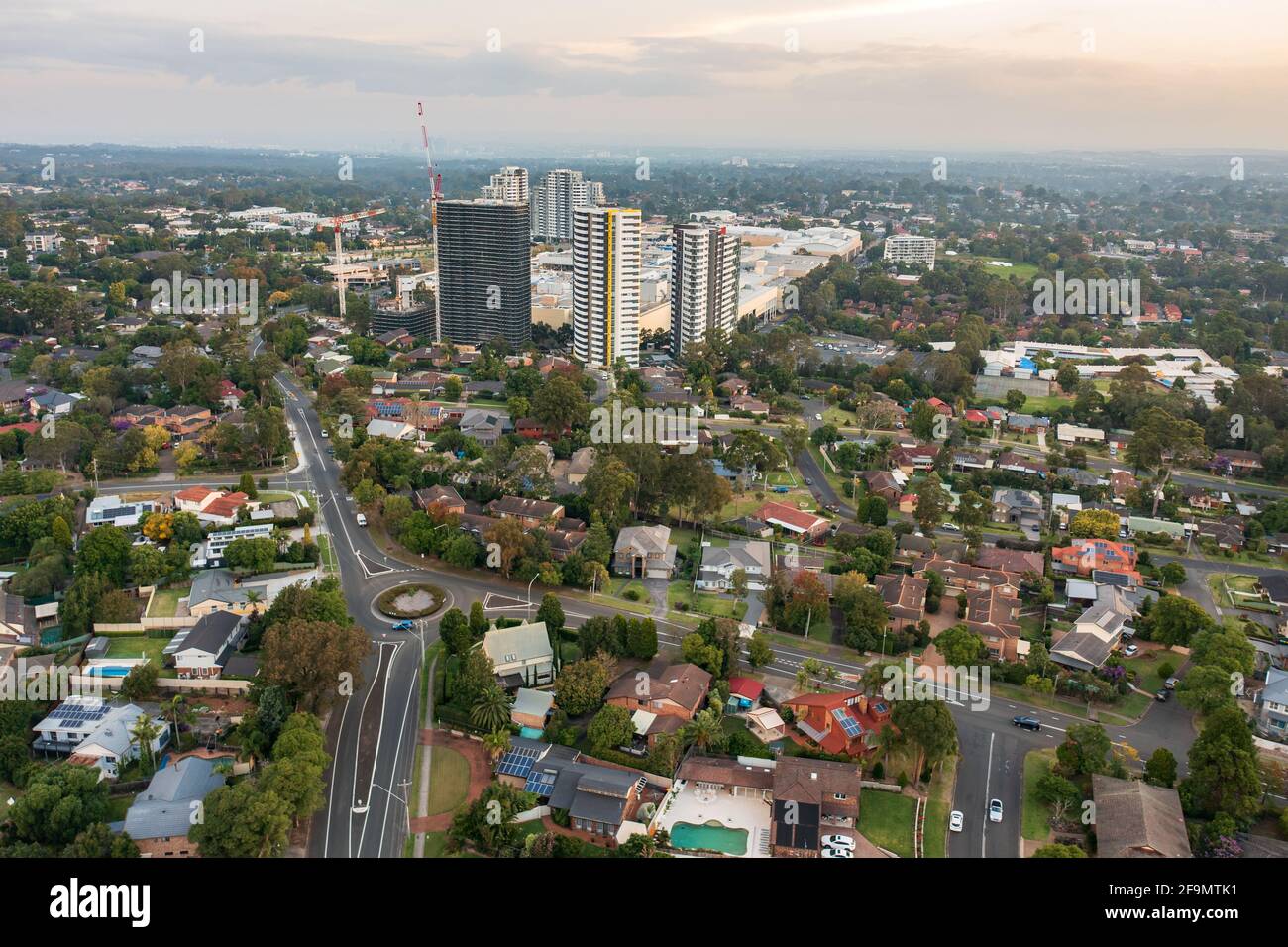 Vista aerea dell'alto sviluppo nel sobborgo esterno di Sydney di Castle Hill, NSW, Australia. Foto Stock