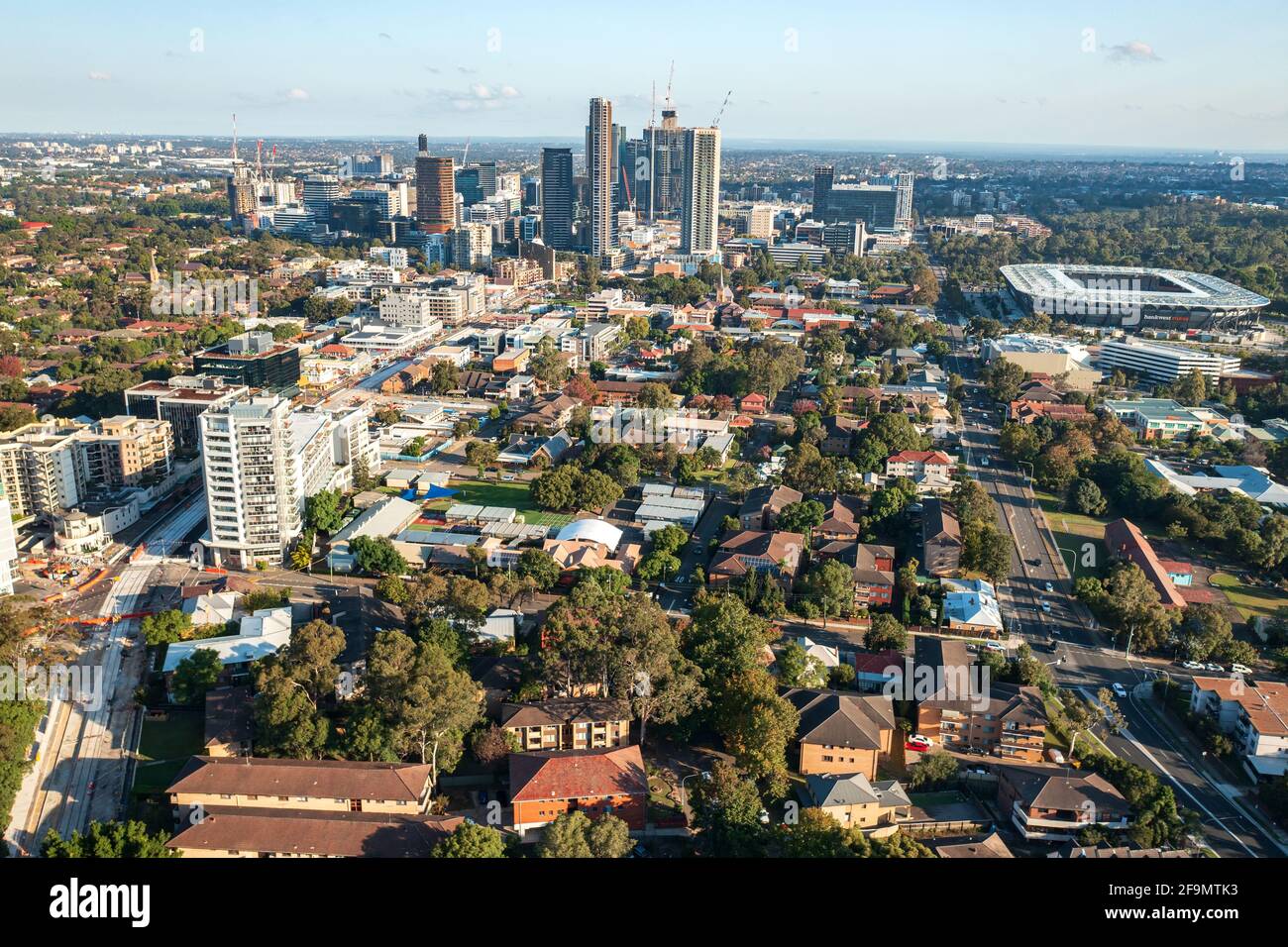Parramatta, NSW, Australia - 18 aprile 2021. Vista dello skyline della città di Parramatta da North Parramatta. Foto Stock