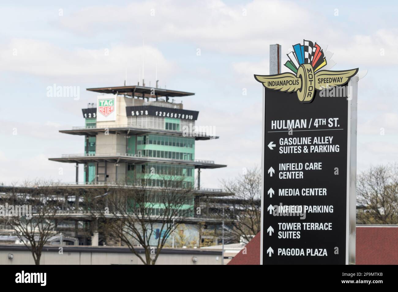 Indianapolis - Circa Aprile 2021: La Pagoda e l'Infield all'Indianapolis Motor Speedway. La Pagoda è una delle strutture più riconoscibili di IMS A. Foto Stock