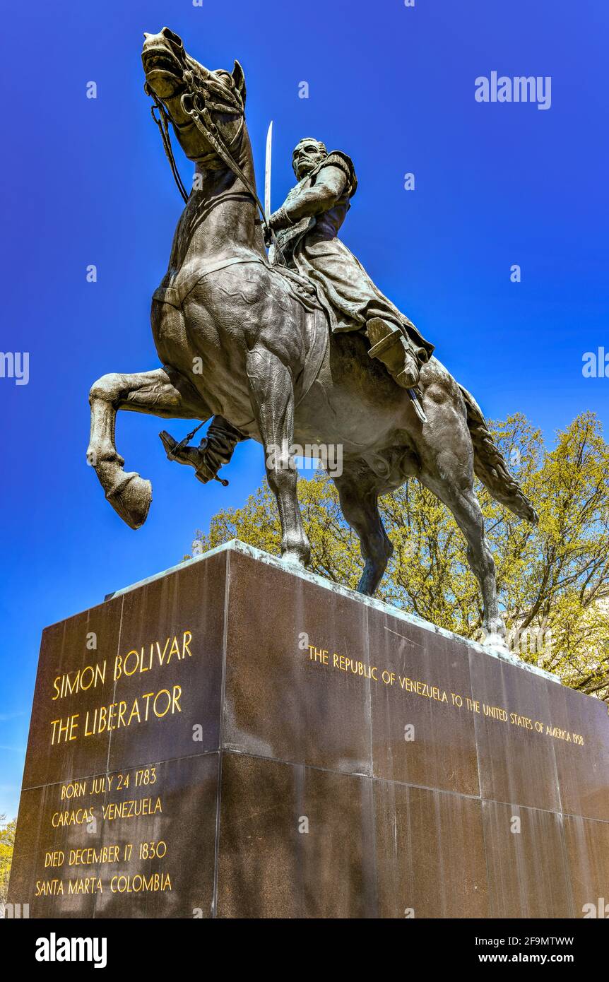 Washington, DC - 3 Apr 2021: Scultura in bronzo più grande della vita statua di Simon Bolivar 'il Liberatore' su un piedistallo in marmo con scritte in oro. Foto Stock