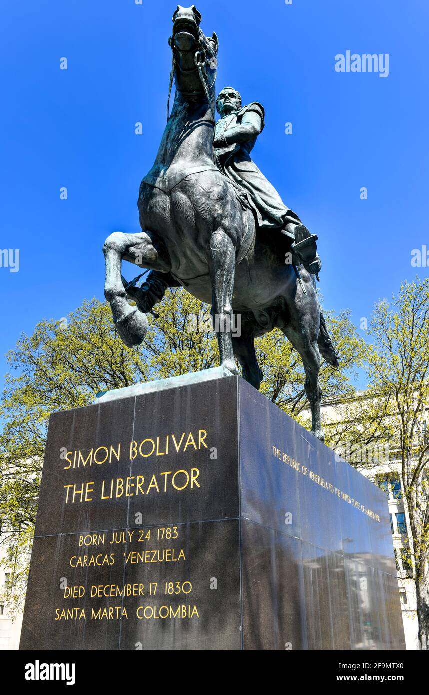 Washington, DC - 3 Apr 2021: Scultura in bronzo più grande della vita statua di Simon Bolivar 'il Liberatore' su un piedistallo in marmo con scritte in oro. Foto Stock