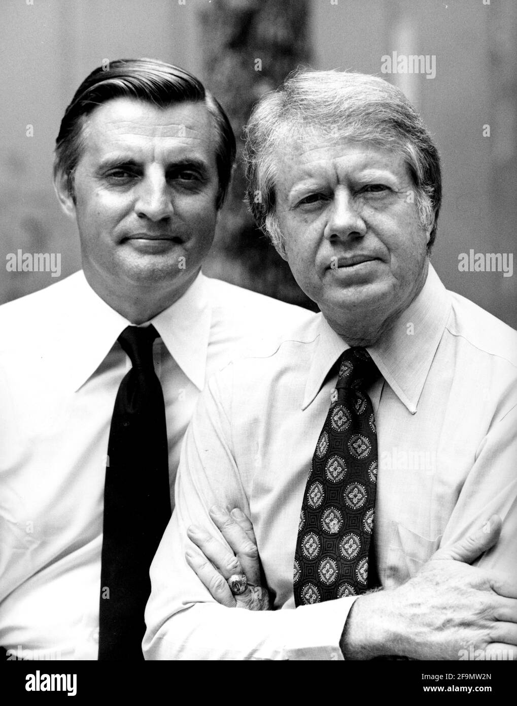 Luglio 1976 - JIMMY CARTER e WALTER MONDALE. Data esatta e luogo sconosciuto. (Immagine di credito: © Globe Photos/ZUMA Wire) Foto Stock