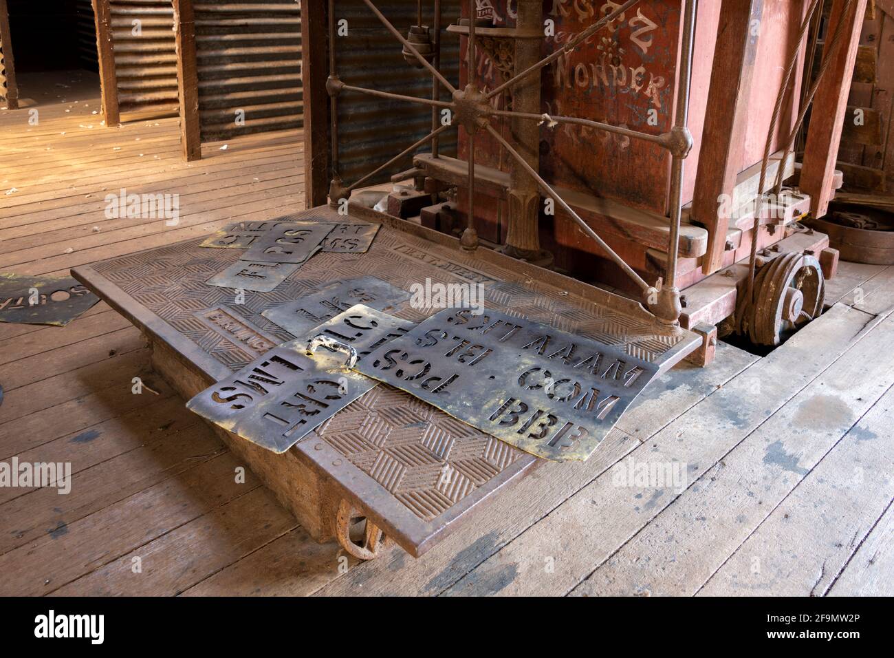 Vecchia pressa di lana e stencil in un capannone di taglio. Foto Stock