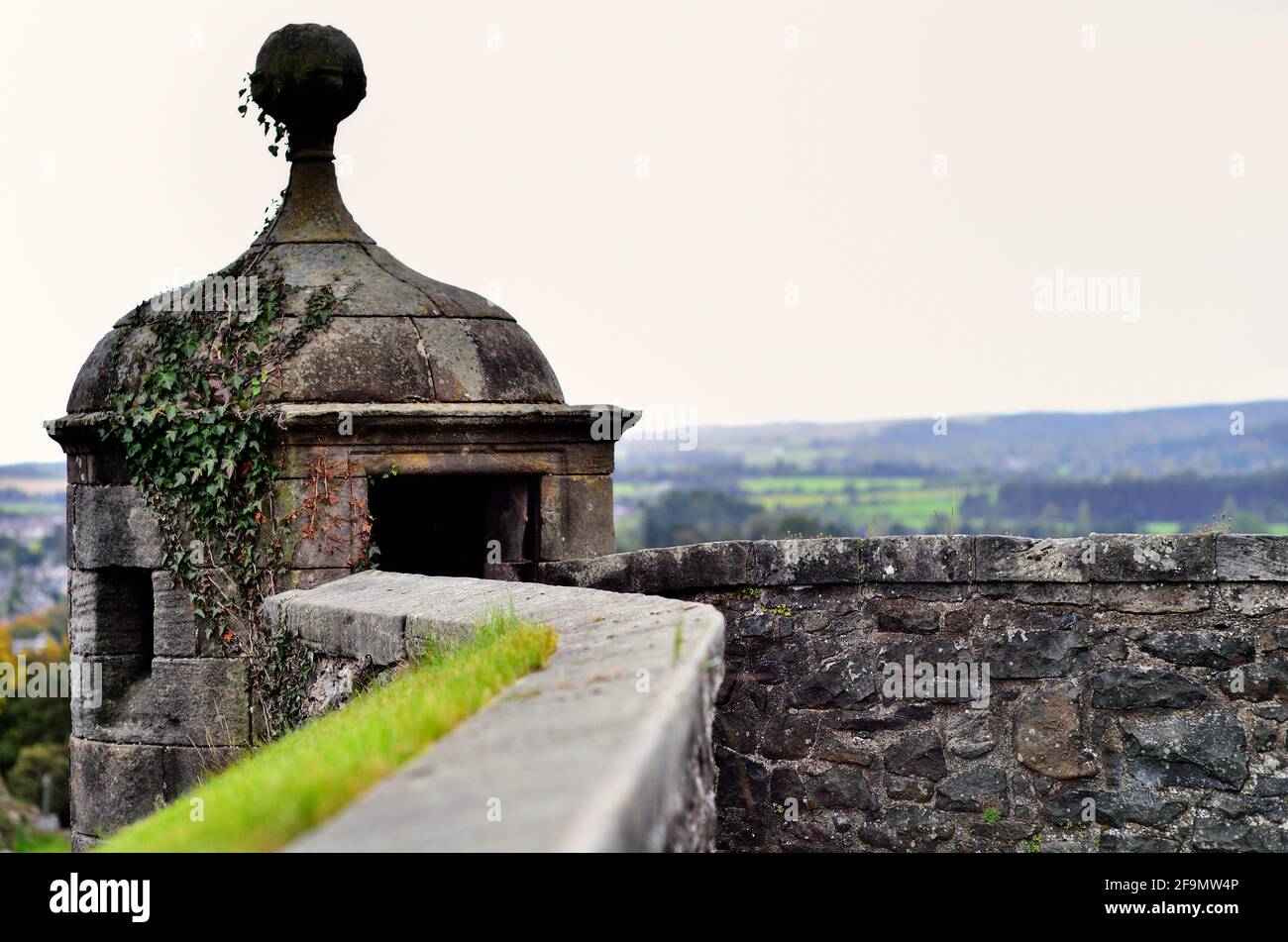 Stirling, Scozia, Regno Unito. Una vista oltre Stirling e all'orizzonte come visto dalla cima del Castello di Stirling. Foto Stock