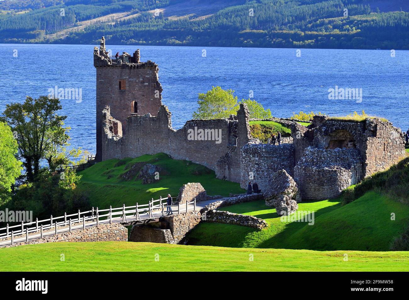 Drumnadrochit, Highland, Scotland, Regno Unito. Castello Urquhart sulle rive di Loch Ness appena a sud di Inverness nel villaggio di Drumnadrochit, Foto Stock