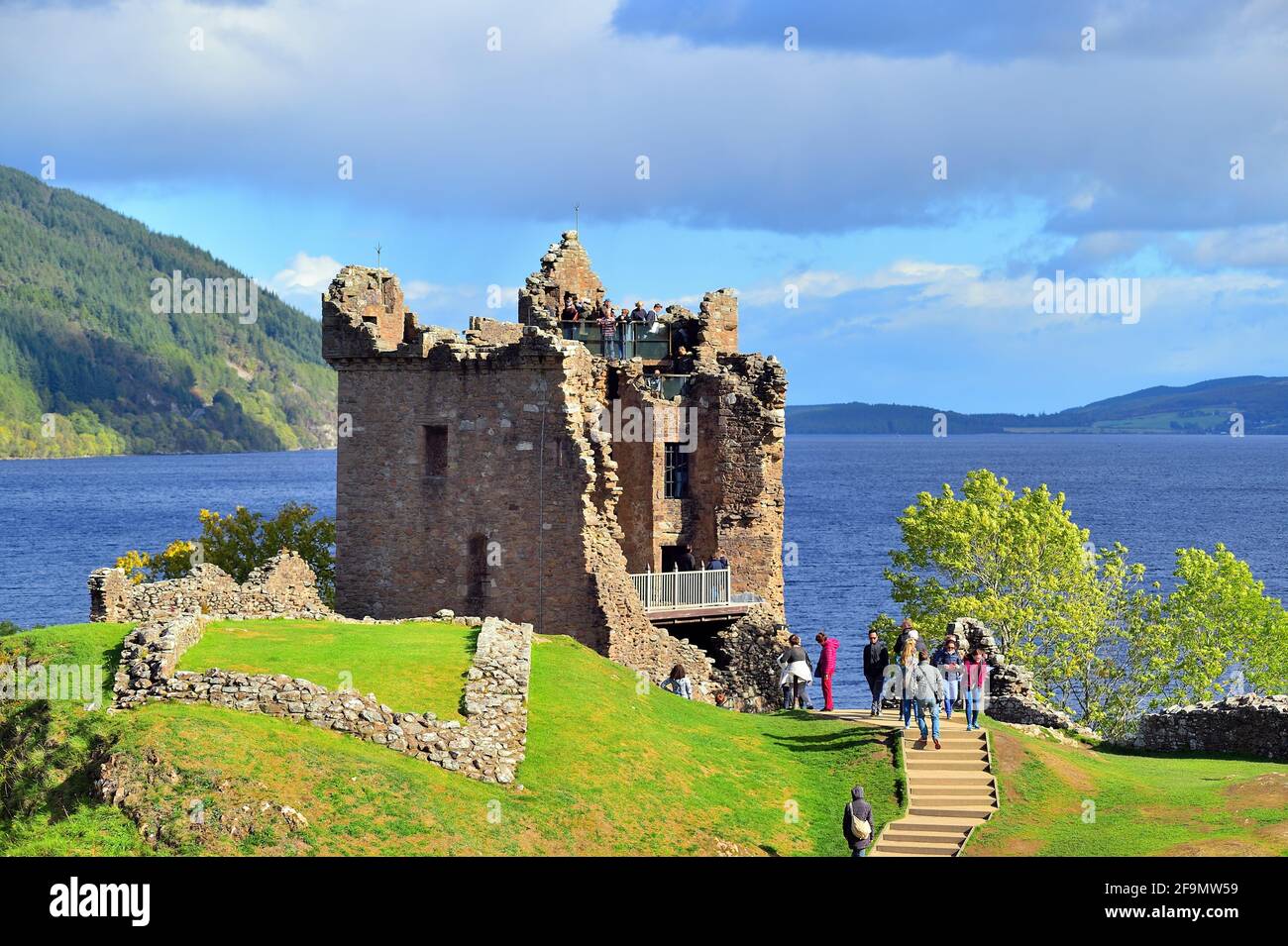 Drumnadrochit, Highland, Scotland, Regno Unito. Castello Urquhart sulle rive di Loch Ness appena a sud di Inverness nel villaggio di Drumnadrochit, Foto Stock