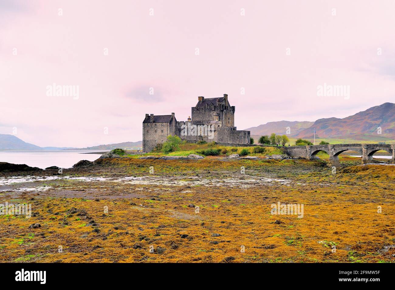 Dornie, vicino a Kyle of Lochalsh, Northwest Highlands, Scozia, Regno Unito. Castello di Eilean Donan, il più famoso di tutti i castelli delle Highlands. Foto Stock