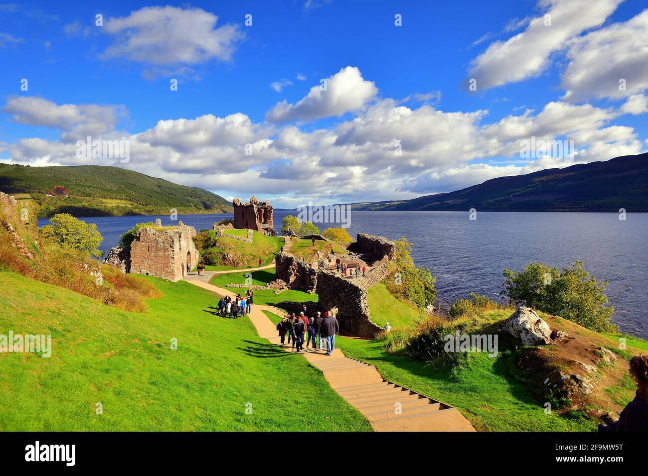 Drumnadrochit, Highland, Scozia, Regno Unito. Castello di Urquhart sulla riva del Loch Ness. Foto Stock