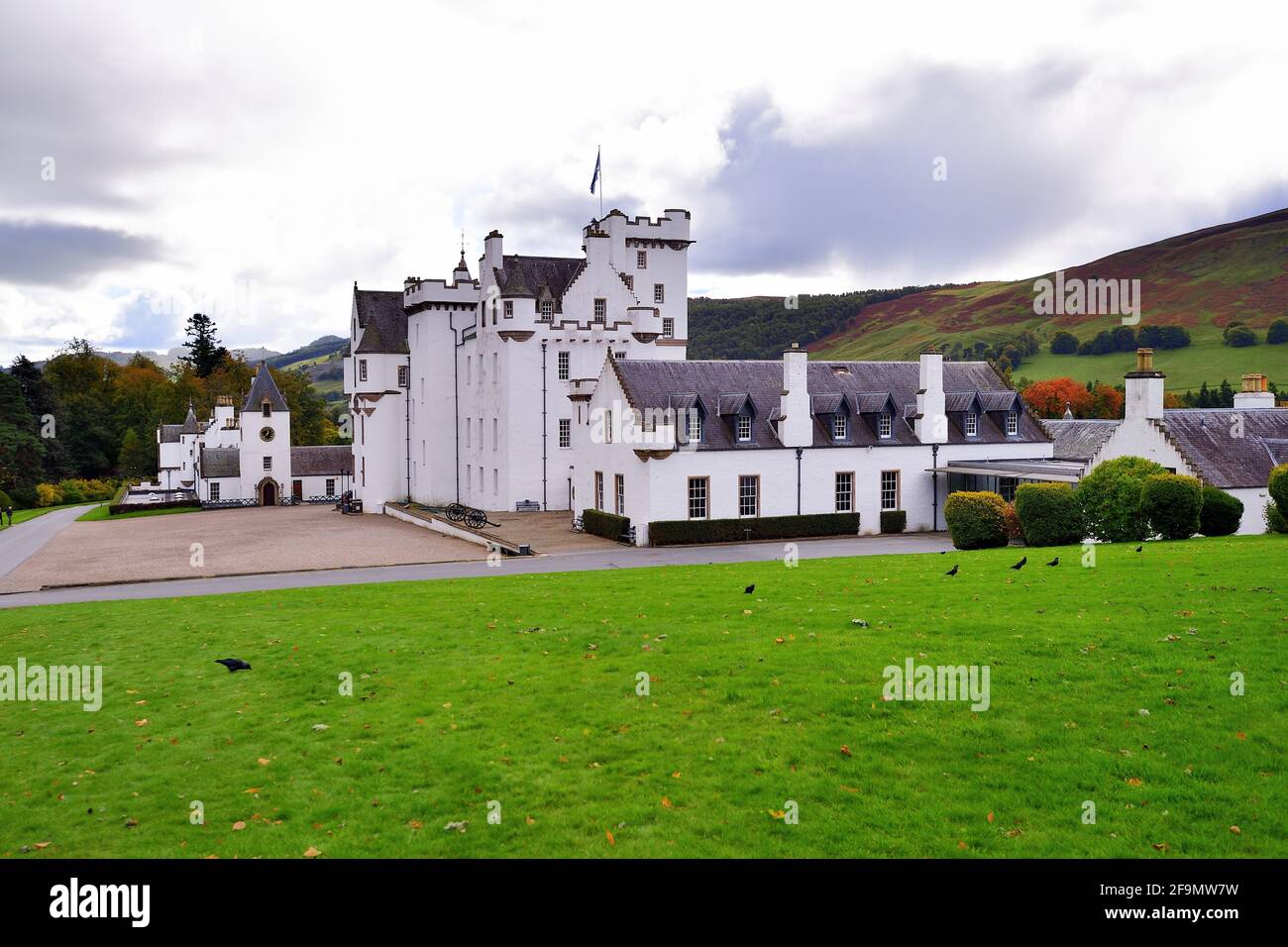 Blair Atholl, Scozia, Regno Unito. Le fondamenta del Castello di Blair risalgono al XIII secolo e oggi è uno dei castelli più maestosi della Scozia. Foto Stock