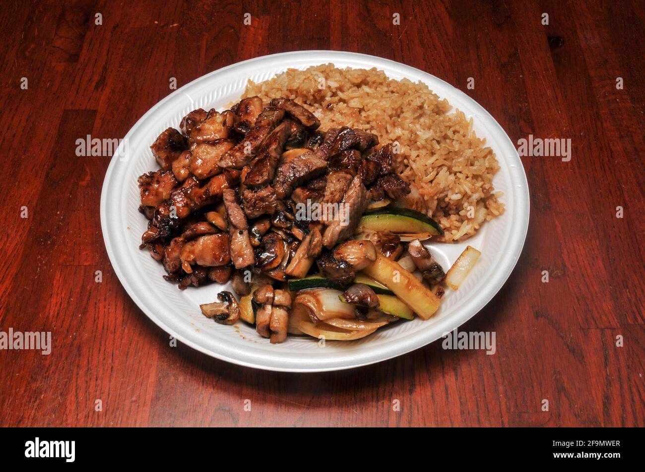 Deliziosa cucina giapponese conosciuta come bistecca e pollo hibachi Foto Stock